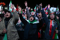 خەڵکی تاران لە ژێر بوردومان دا دێنە سەر شەقام