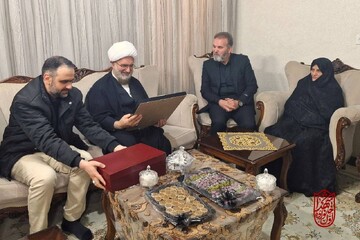 دیدار حجت الاسلام حاج علی اکبری با یک خانواده شهید