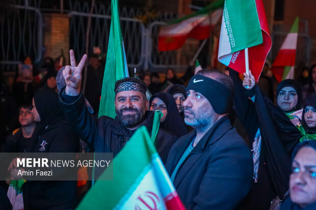 میدان‌داری مردم استهبان در ایستادگی برای وطن