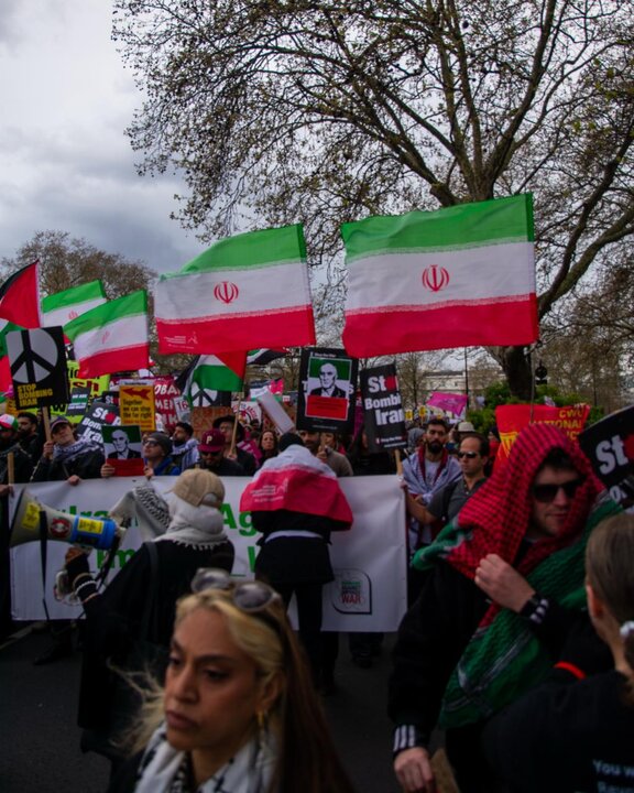Londra’da ABD ve İsrail’in savaş politikalarına karşı kitlesel protesto