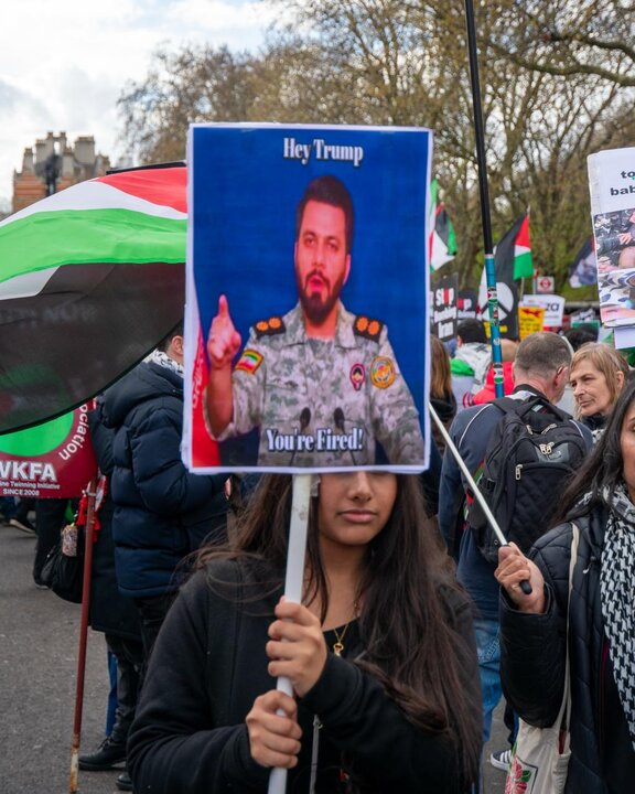 Londra’da ABD ve İsrail’in savaş politikalarına karşı kitlesel protesto