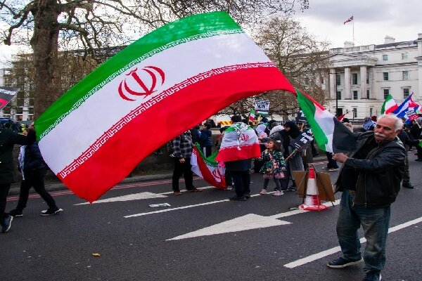 لندن میں امریکہ اور اسرائیل کی جنگی پالیسیوں کے خلاف ہزاروں افراد کا احتجاج+ویڈیوز