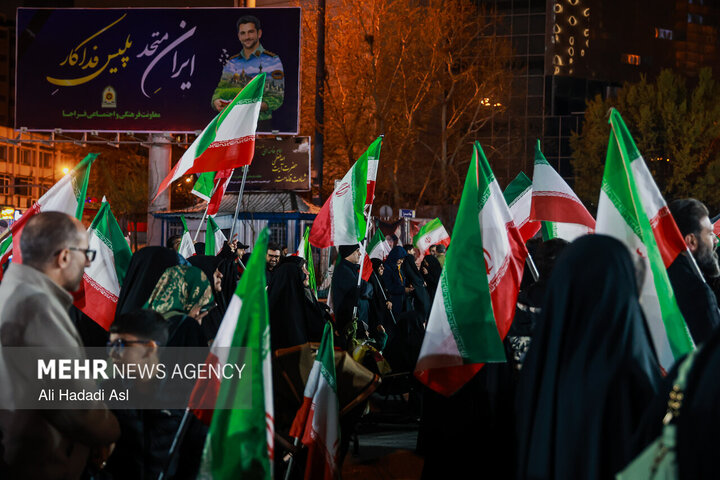 فيديو.."الشوارع لن يخلو".. استمرار الوقفات الليلية في الساحات الرئيسية بالعاصمة طهران دعما للوطن