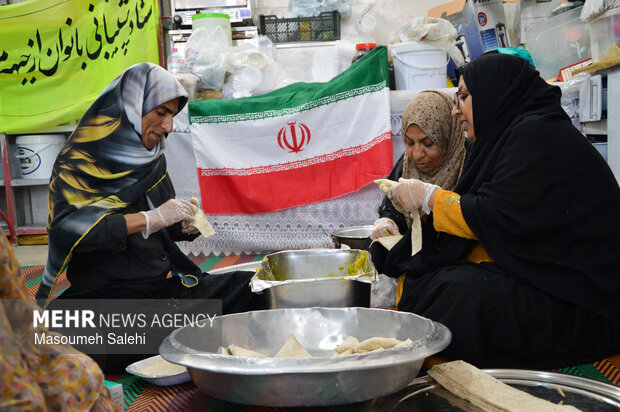 تهیه غذا و آذوقه برای رزمندگان خط مقدم توسط بانوان هرمزگانی