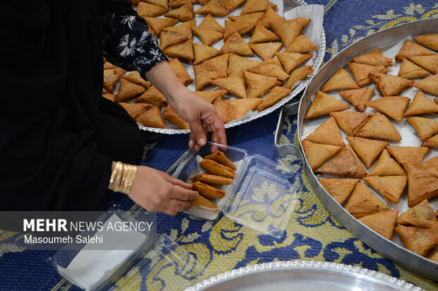 تهیه غذا و آذوقه برای رزمندگان خط مقدم توسط بانوان هرمزگانی