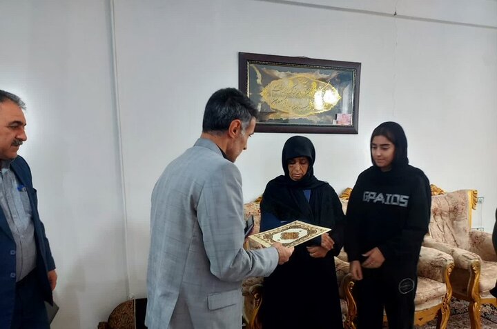 دیدار مسئولان لرستان با خانواده شهیدان «سفیدپری و طاووس بزنی»