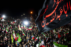 باران و شاه حسین گویان؛جلوه‌ای از حضور پرشکوه مردم تبریز در موج سی‌ام 