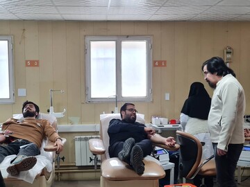 اهدای خون هنرمندان تئاتر کردستان در پویش «بونیشتمان»