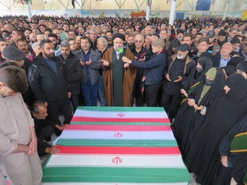تشییع پیکر ۵ شهید در بروجرد