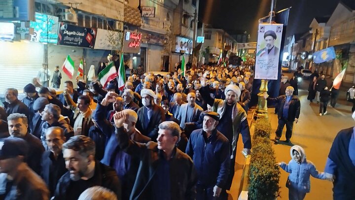راهپیمایی مردم آستانه اشرفیه در شام چهلم شهادت قائد امت