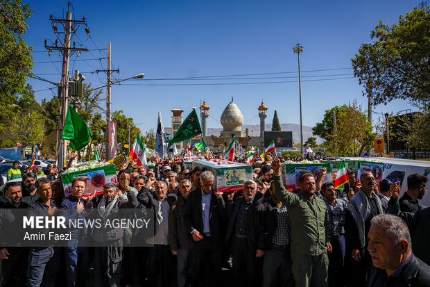 Şiraz halkı şehitleri son yolculuğuna uğurluyor