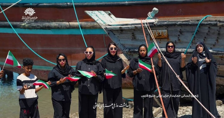 تشکیل زنجیره انسانی هنرمندان تئاتر هرمزگان در سواحل خلیج فارس