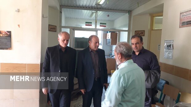 بازدید فرماندار شفت از اسکان اضطراری آسیب‌دیدگان در روستای عثماوندان
