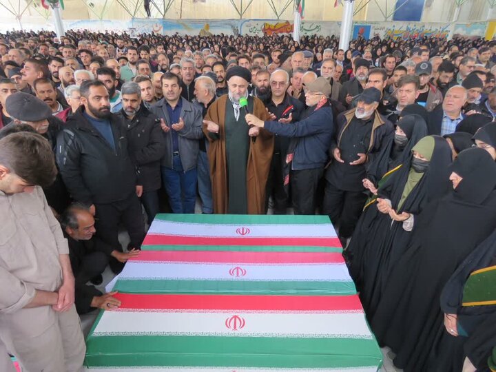 تشییع پیکر ۵ شهید در بروجرد