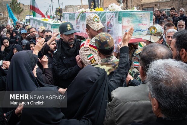 آئین تشییع پیکر ۲ شهید در شهر رویان