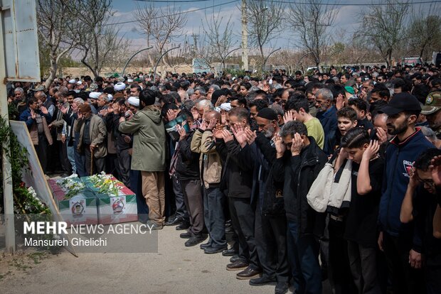 آئین تشییع پیکر ۲ شهید در شهر رویان
