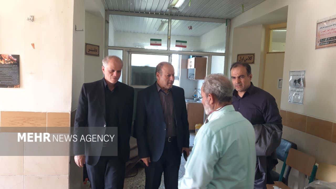 بازدید فرماندار شفت از اسکان اضطراری آسیبدیدگان در روستای عثماوندان بازدید فرماندار شفت از اسکان اضطراری آسیبدیدگان در روستای عثماوندان