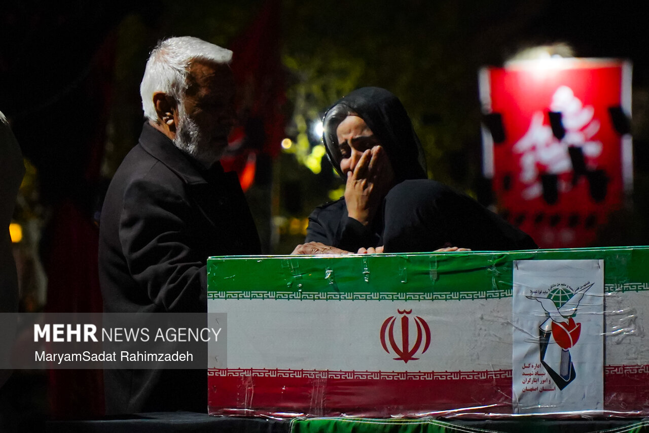 فرمانده سپاه رشت در خانه یک شهید جنگ رمضان فرمانده سپاه رشت در خانه یک شهید جنگ رمضان