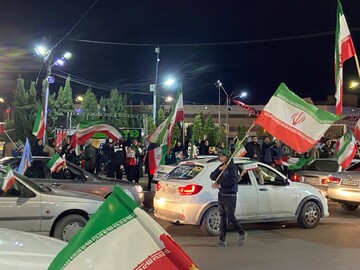 شب سی‌ام مقاومت ملی مردم کرمان در میدان آزادی