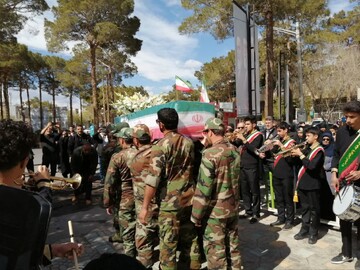 نایین درسوگ شهید موسوی‌نژاد؛ مردم با اشک و شوق شهیدشان را بدرقه کردند