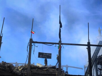 اقامه نماز ظهر و عصر در محوطه حسینیه اعظم