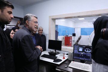 وزیر بهداشت: با «تداوم توسعه» بار درمانی منطقه کاشان را کاهش می‌دهیم