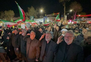 همخوانی سرود ملی جمهوری اسلامی ایران در تجمع مردم فومن