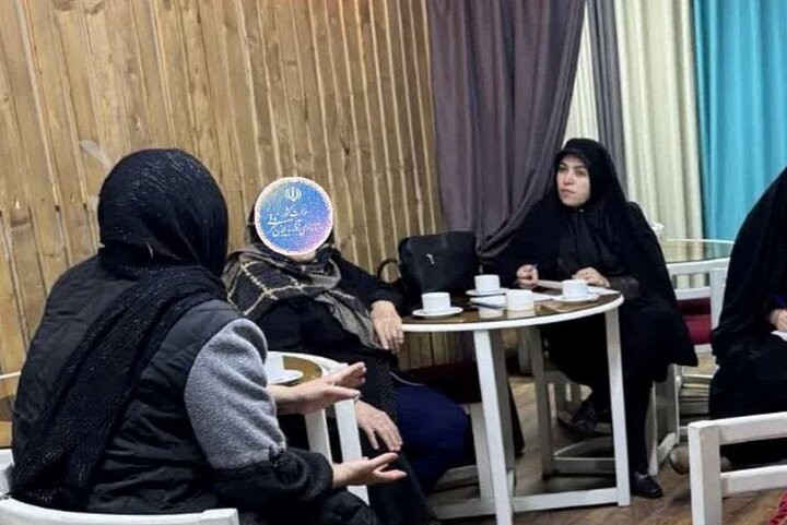 لیلا بنام پای درد دل خانواده‌های آسیب‌دیده از جنگ رمضان نشست