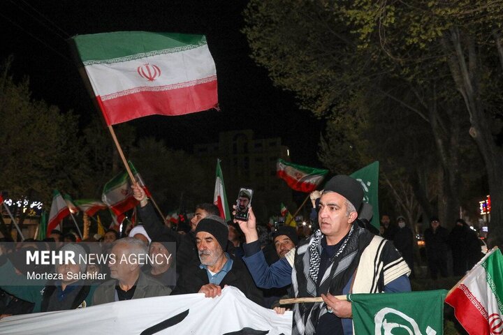 İran halkı meydanları doldurdu