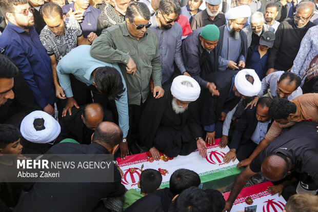 تشییع و تدفین پیکر دو شهید تازه شناسایی شده مدرسه شجره طیبه میناب