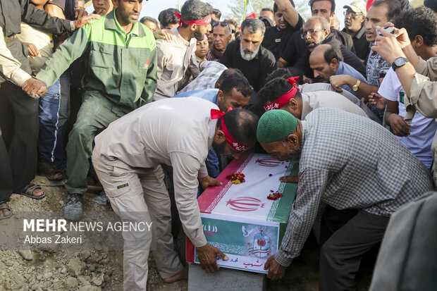 تشییع و تدفین پیکر دو شهید تازه شناسایی شده مدرسه شجره طیبه میناب