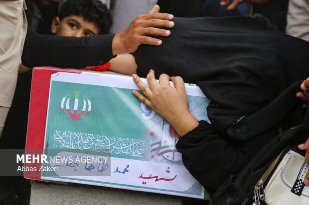 تشییع و تدفین پیکر دو شهید تازه شناسایی شده مدرسه شجره طیبه میناب