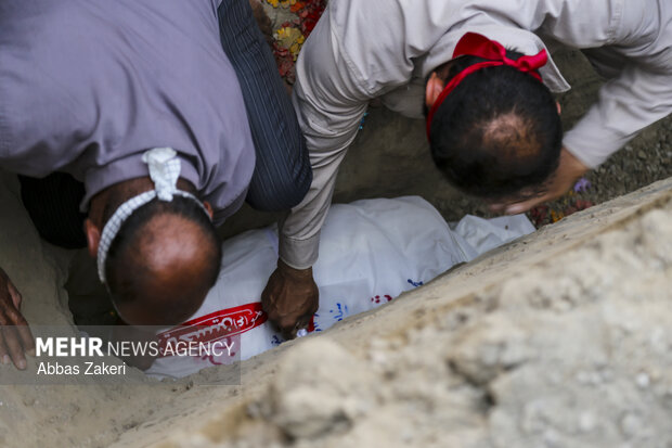 تشییع و تدفین پیکر دو شهید تازه شناسایی شده مدرسه شجره طیبه میناب