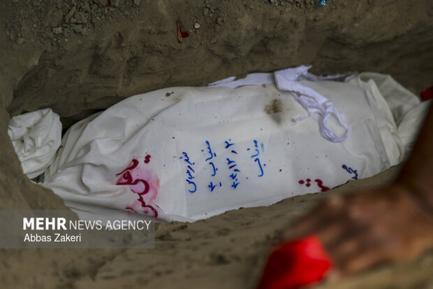 تشییع و تدفین پیکر دو شهید تازه شناسایی شده مدرسه شجره طیبه میناب