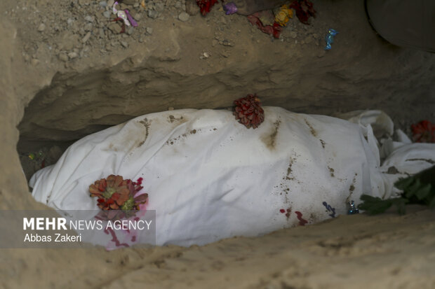 تشییع و تدفین پیکر دو شهید تازه شناسایی شده مدرسه شجره طیبه میناب