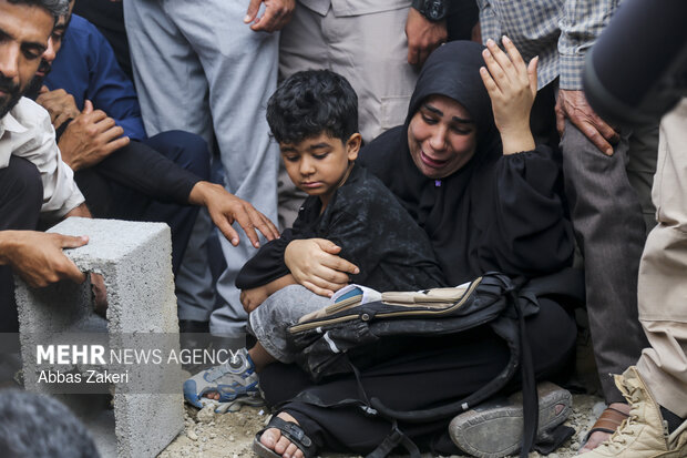 تشییع و تدفین پیکر دو شهید تازه شناسایی شده مدرسه شجره طیبه میناب