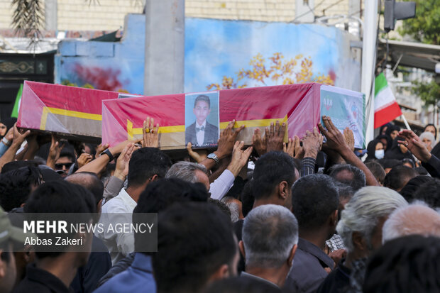 تشییع و تدفین پیکر دو شهید تازه شناسایی شده مدرسه شجره طیبه میناب