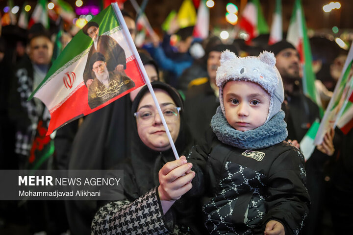 التجمعات الليلية في ساحة الثورة بطهران لدعم القوات المسلحة في مواجهة العدو الصهيوالامريكي