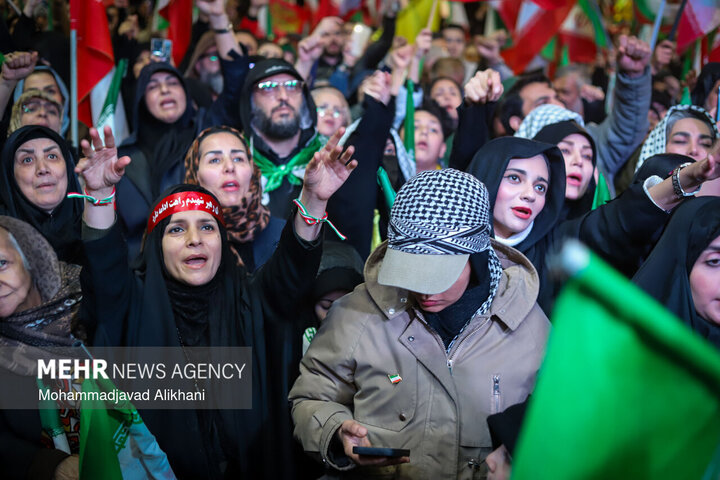 التجمعات الليلية في ساحة الثورة بطهران لدعم القوات المسلحة في مواجهة العدو الصهيوالامريكي