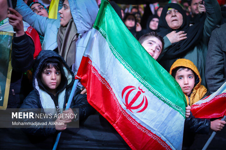 التجمعات الليلية في ساحة الثورة بطهران لدعم القوات المسلحة في مواجهة العدو الصهيوالامريكي