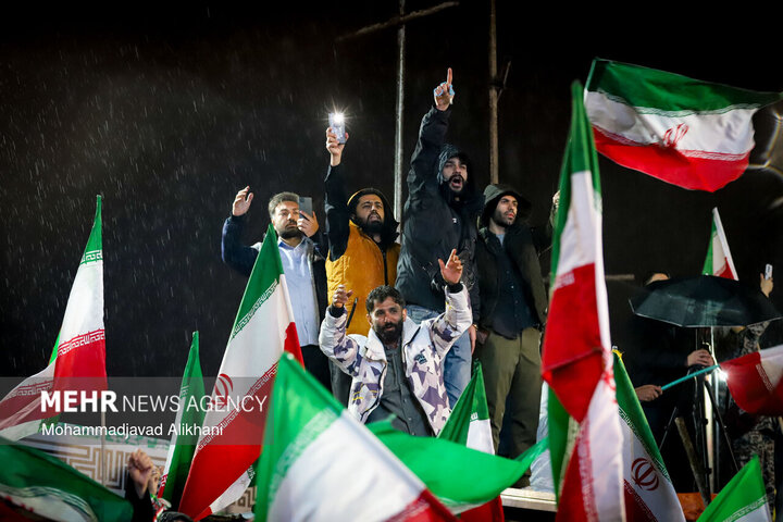 التجمعات الليلية في ساحة الثورة بطهران لدعم القوات المسلحة في مواجهة العدو الصهيوالامريكي