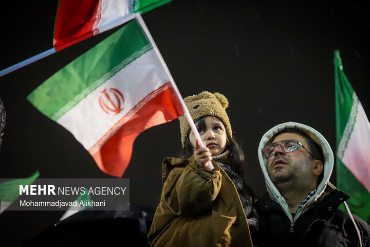 التجمعات الليلية في ساحة الثورة بطهران لدعم القوات المسلحة في مواجهة العدو الصهيوالامريكي