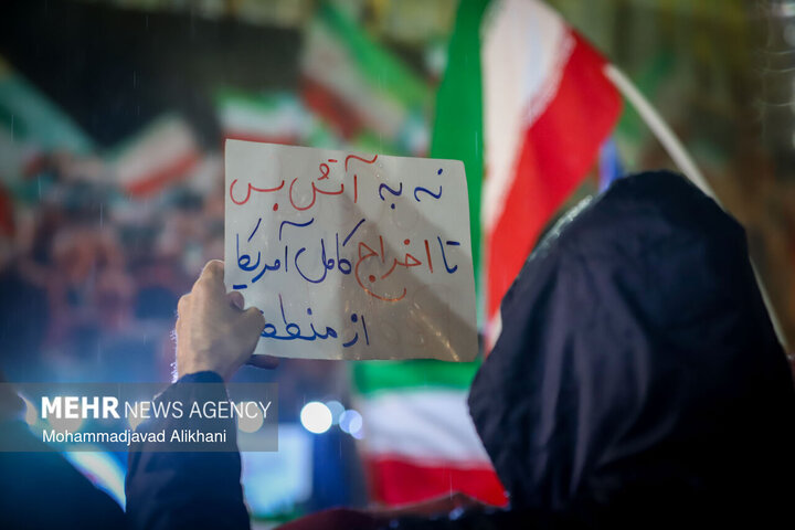 التجمعات الليلية في ساحة الثورة بطهران لدعم القوات المسلحة في مواجهة العدو الصهيوالامريكي