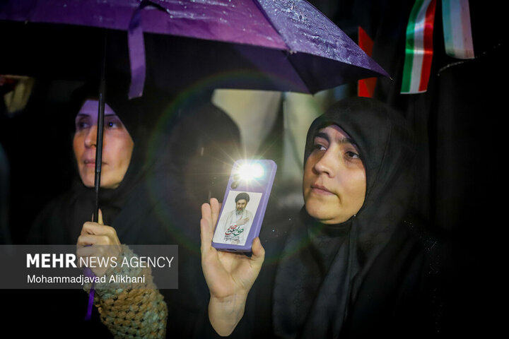 التجمعات الليلية في ساحة الثورة بطهران لدعم القوات المسلحة في مواجهة العدو الصهيوالامريكي