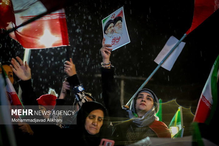 التجمعات الليلية في ساحة الثورة بطهران لدعم القوات المسلحة في مواجهة العدو الصهيوالامريكي
