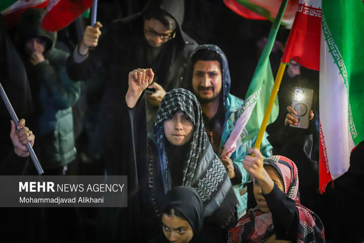 التجمعات الليلية في ساحة الثورة بطهران لدعم القوات المسلحة في مواجهة العدو الصهيوالامريكي