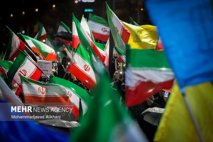 التجمعات الليلية في ساحة الثورة بطهران لدعم القوات المسلحة في مواجهة العدو الصهيوالامريكي