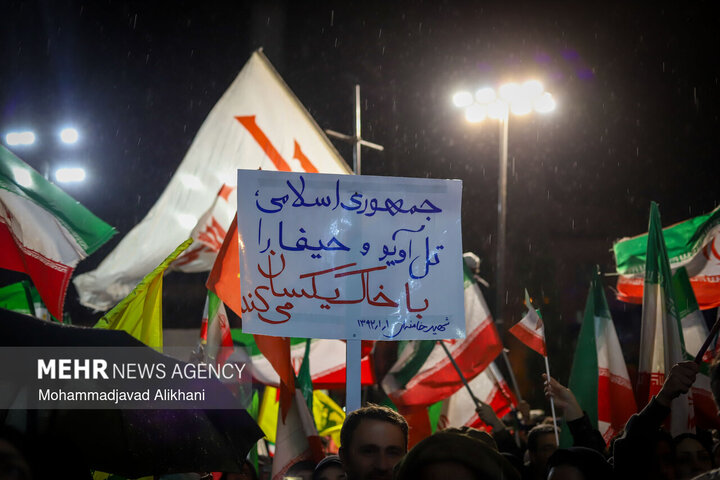 التجمعات الليلية في ساحة الثورة بطهران لدعم القوات المسلحة في مواجهة العدو الصهيوالامريكي