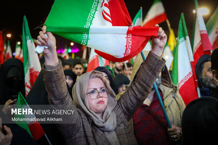 التجمعات الليلية في ساحة الثورة بطهران لدعم القوات المسلحة في مواجهة العدو الصهيوالامريكي