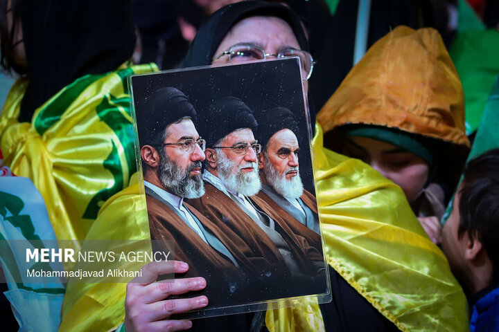 التجمعات الليلية في ساحة الثورة بطهران لدعم القوات المسلحة في مواجهة العدو الصهيوالامريكي